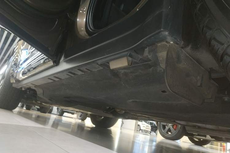 Used Land Rover Defender 2023 110 3.0T P400 X-DYNAMIC HSE Left Side Sill