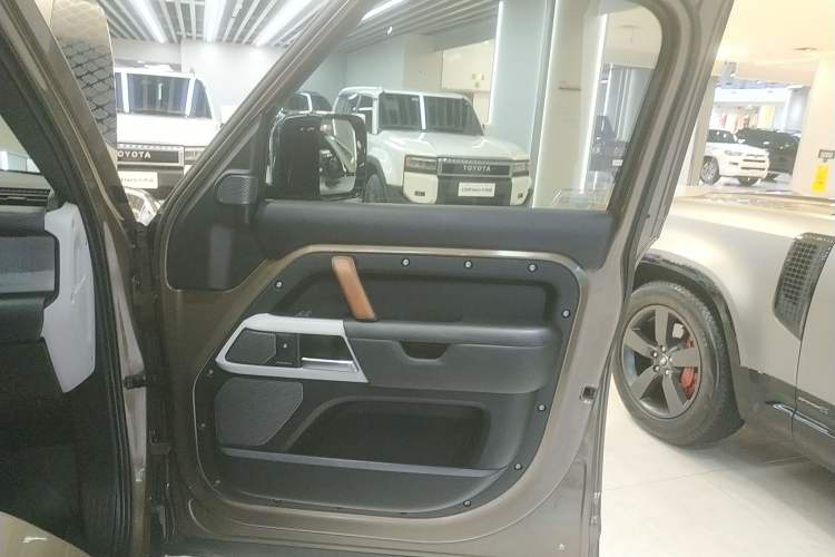 Used Land Rover Defender 2023 110 3.0T P400 X-DYNAMIC HSE Right Front Door Interior