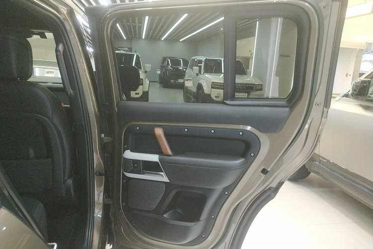 Used Land Rover Defender 2023 110 3.0T P400 X-DYNAMIC HSE Right Rear Door Interior