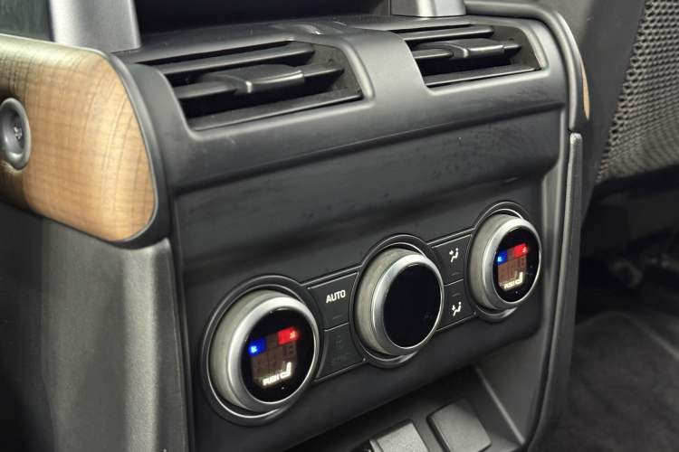 Used Land Rover Defender 2023 110 3.0T P400 X-DYNAMIC HSE Interior 10