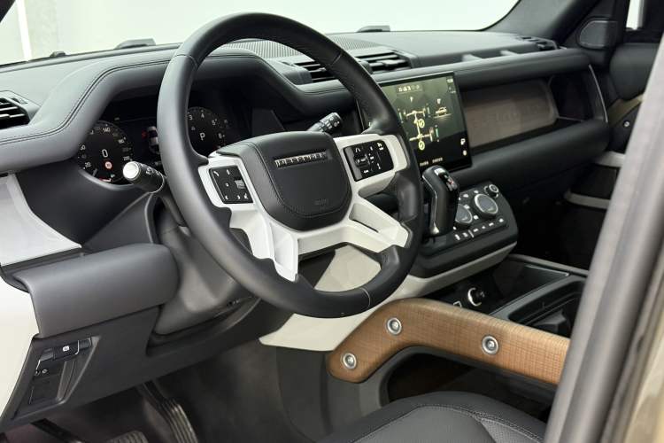 Used Land Rover Defender 2023 110 3.0T P400 X-DYNAMIC HSE Interior 14