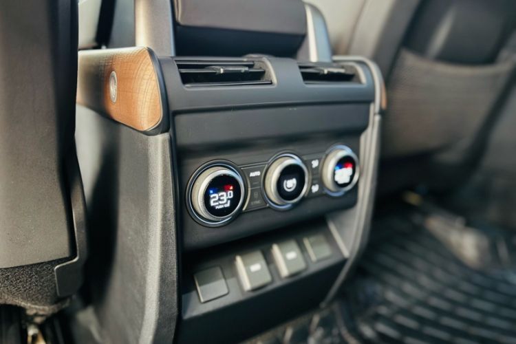 Used Land Rover Defender 2023 Facelift 110 3.0T P400 X-DYNAMIC HSE Interior 4