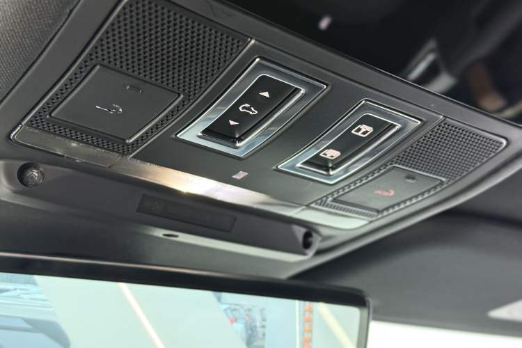 Used Land Rover Defender 2023 110 3.0T P400 X-DYNAMIC HSE Interior 8