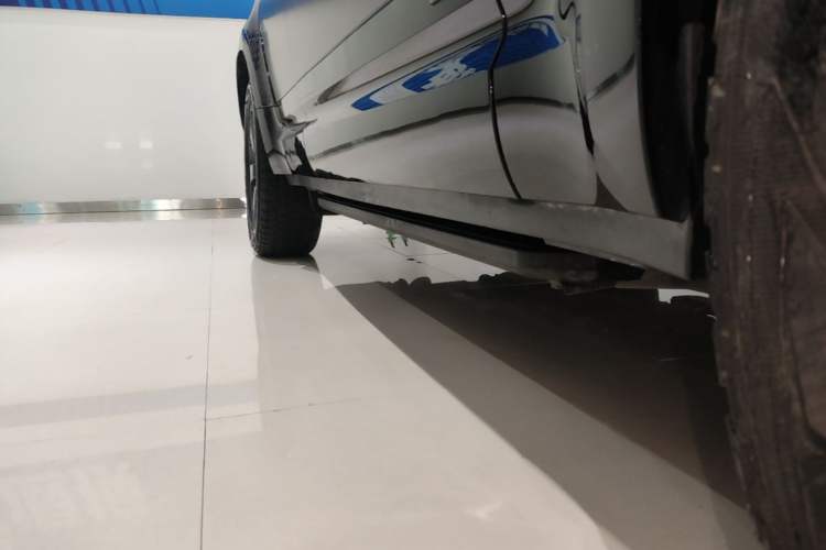 Used Land Rover Defender 2023 Facelift 110 3.0T P400 X Right Side Sill