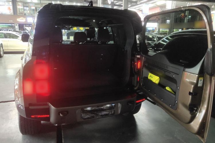 Used Land Rover Defender 2023 Facelift 110 3.0T P400 X-DYNAMIC HSE Trunk