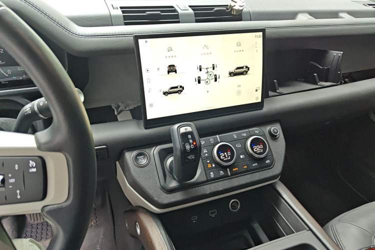 Used Land Rover Defender 2023 110 3.0T P400 X-DYNAMIC HSE Audio And AC Panel
