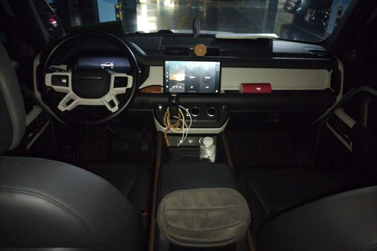 Used Land Rover Defender 2023 Facelift 110 3.0T P400 Dark Edition Center Console