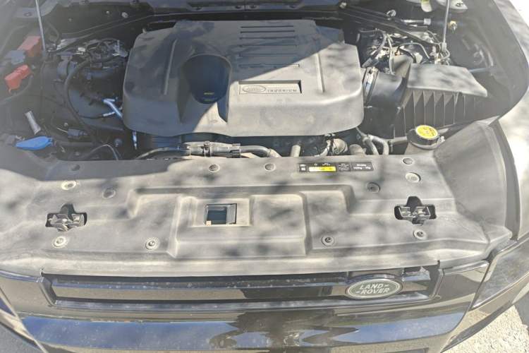 Used Land Rover Defender 2023 Facelift 110 3.0T P400 X-DYNAMIC HSE Engine Bay