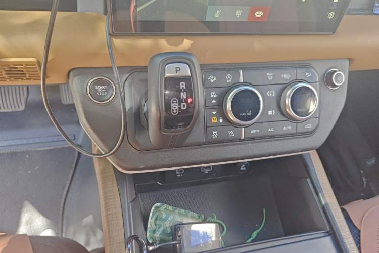 Used Land Rover Defender 2023 Facelift 110 3.0T P400 X-DYNAMIC HSE Gear Lever