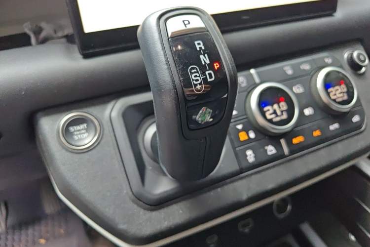 Used Land Rover Defender 2023 110 3.0T P400 X-DYNAMIC HSE Gear Lever