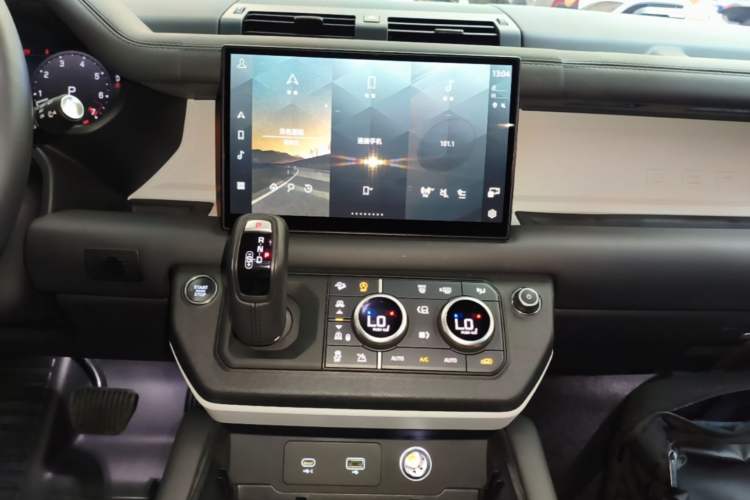 Used Land Rover Defender 2023 Facelift 110 3.0T P400 X-DYNAMIC HSE Audio And AC Panel