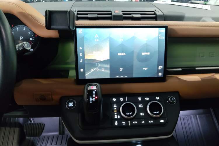 Used Land Rover Defender 2023 Facelift 110 3.0T P400 X-DYNAMIC HSE Audio And AC Panel
