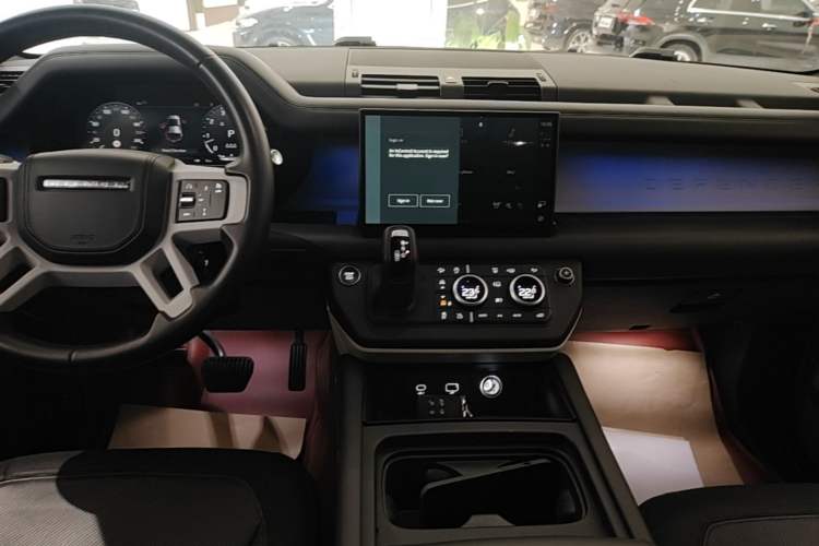 Used Land Rover Defender 2023 Facelift 110 3.0T P400 X-DYNAMIC HSE Audio And AC Panel