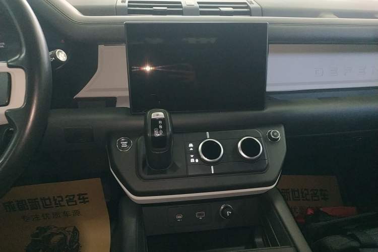 Used Land Rover Defender 2023 Facelift 110 3.0T P400 X-DYNAMIC HSE Audio And AC Panel