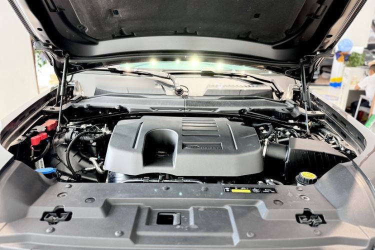 Used Land Rover Defender 2023 Facelift 110 3.0T P400 Dark Edition Engine Bay