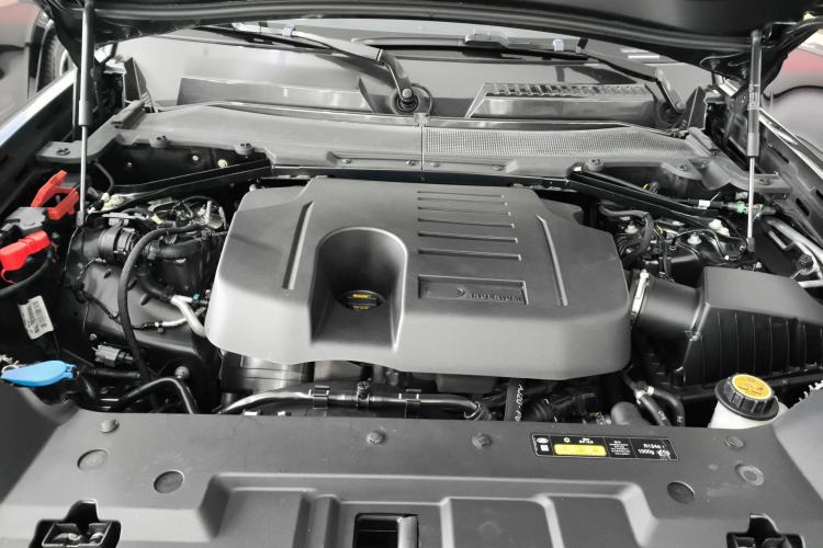 Used Land Rover Defender 2023 Facelift 110 3.0T P400 X-DYNAMIC HSE Engine Bay