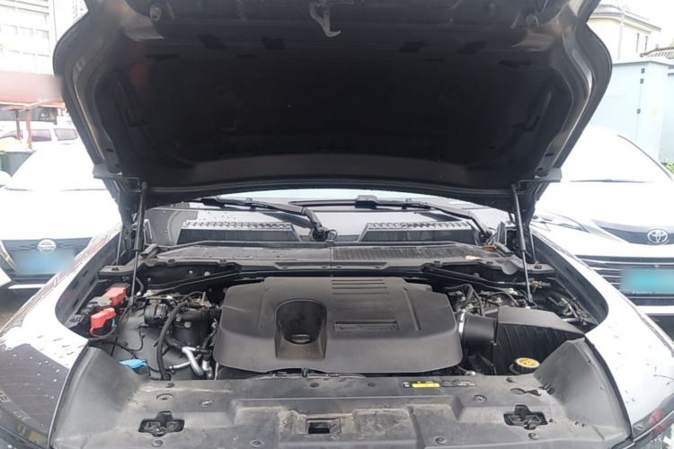 Used Land Rover Defender 2023 Facelift 110 3.0T P400 X-DYNAMIC HSE Engine Bay