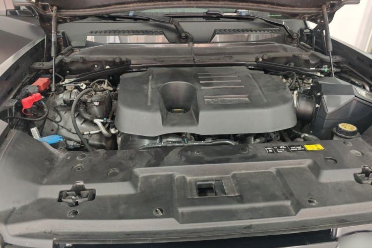 Used Land Rover Defender 2023 110 3.0T P400 X-DYNAMIC HSE Engine Bay