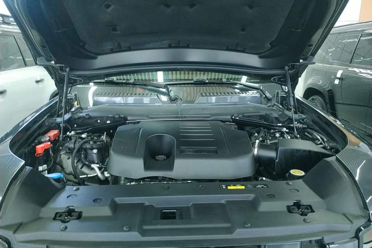 Used Land Rover Defender 2023 Facelift 110 3.0T P400 X-DYNAMIC HSE Engine Bay