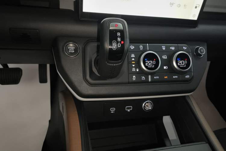 Used Land Rover Defender 2023 Facelift 110 3.0T P400 X-DYNAMIC HSE Gear Lever