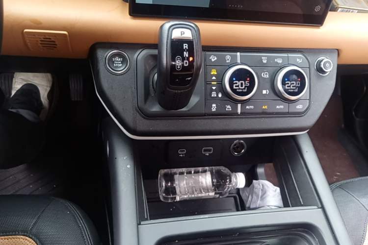 Used Land Rover Defender 2023 Facelift 110 3.0T P400 X-DYNAMIC HSE Gear Lever