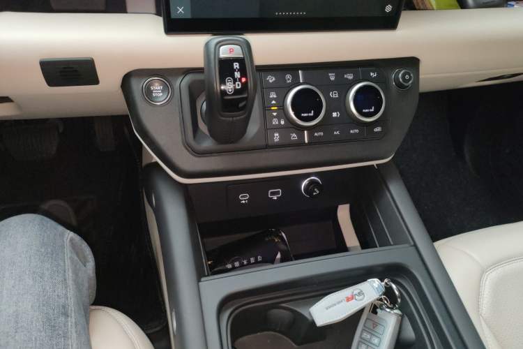 Used Land Rover Defender 2023 Facelift 110 3.0T P400 X-DYNAMIC HSE Gear Lever