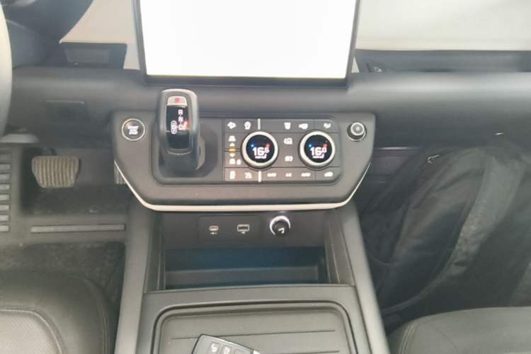 Used Land Rover Defender 2023 Facelift 110 3.0T P400 X-DYNAMIC HSE Gear Lever