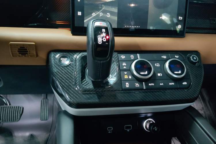 Used Land Rover Defender 2023 Facelift 110 3.0T P400 X-DYNAMIC HSE Gear Lever