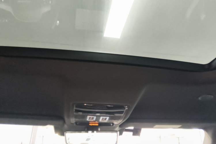 Used Land Rover Defender 2023 Facelift 110 3.0T P400 X-DYNAMIC HSE Headliner