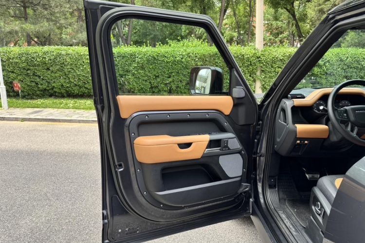 Used Land Rover Defender 2023 130 3.0T P400 X Interior 10