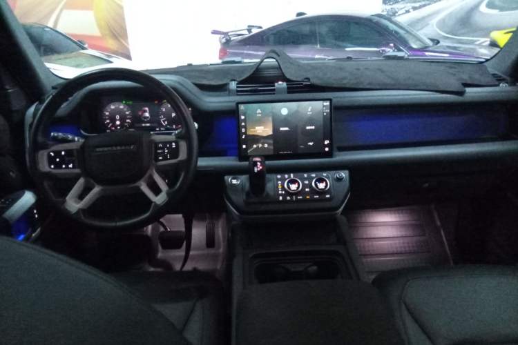 Used Land Rover Defender 2023 Facelift 110 3.0T P400 X-DYNAMIC HSE Interior 2