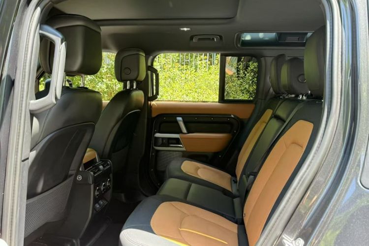 Used Land Rover Defender 2023 Facelift 110 3.0T P400 X-DYNAMIC HSE Interior 3