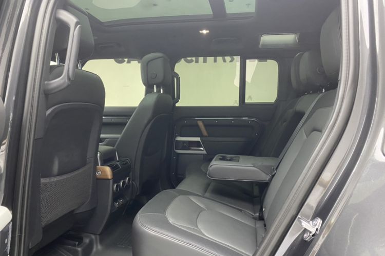 Used Land Rover Defender 2023 Facelift 110 3.0T P400 X-DYNAMIC HSE Interior 3