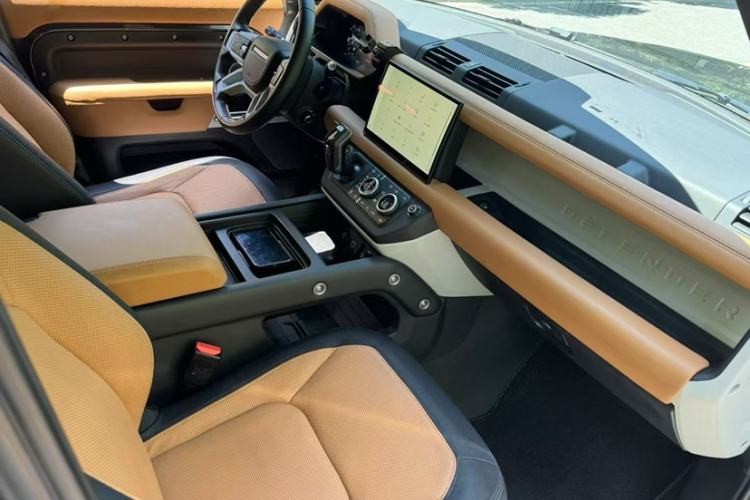 Used Land Rover Defender 2023 Facelift 110 3.0T P400 X-DYNAMIC HSE Interior 4