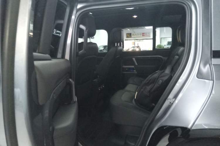 Used Land Rover Defender 2023 Facelift 110 3.0T P400 X-DYNAMIC HSE Interior 4