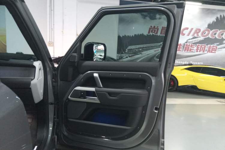 Used Land Rover Defender 2023 Facelift 110 3.0T P400 X-DYNAMIC HSE Interior 5