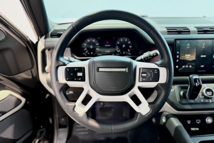 Used Land Rover Defender 2023 Facelift 110 3.0T P400 Dark Edition Interior 7
