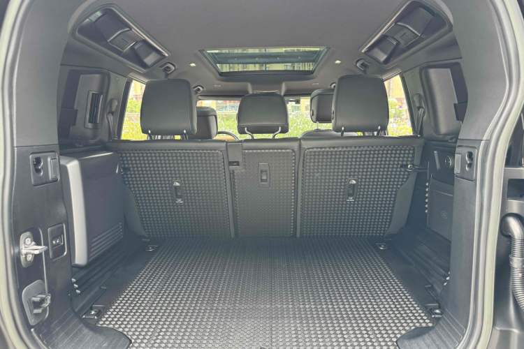 Used Land Rover Defender 2023 110 3.0T P400 X-DYNAMIC HSE Interior 8