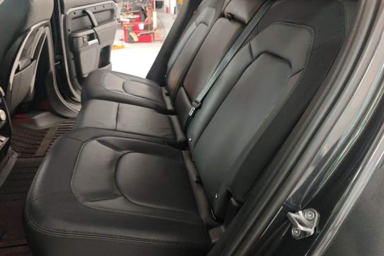 Used Land Rover Defender 2023 110 3.0T P400 X-DYNAMIC HSE Left Rear Seat