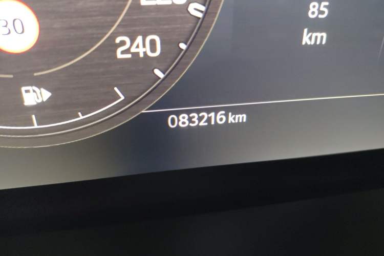 Used Land Rover Defender 2023 Facelift 110 3.0T P400 X-DYNAMIC HSE Odometer Close Up