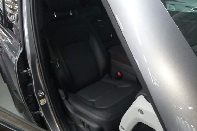 Used Land Rover Defender 2023 Facelift 110 3.0T P400 X-DYNAMIC HSE Right Front Seat
