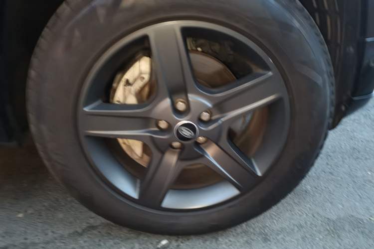 Used Land Rover Defender  Right Front Wheel Hub