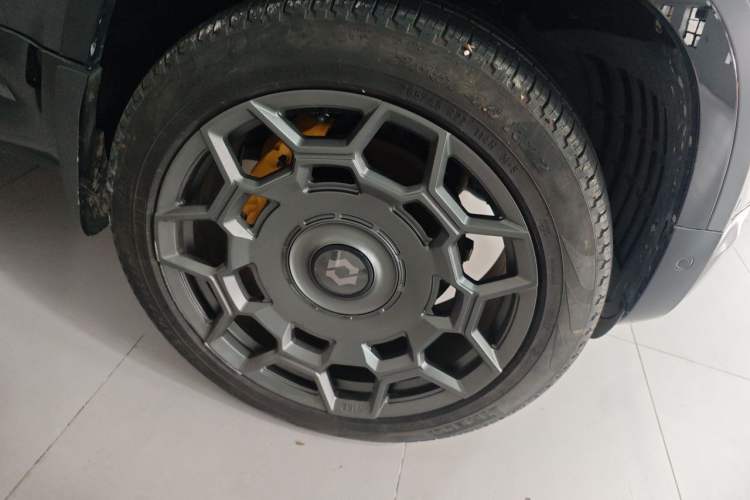 Used Land Rover Defender 2023 110 3.0T P400 X-DYNAMIC HSE Right Front Wheel Hub