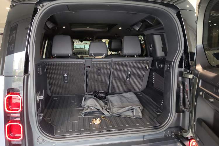 Used Land Rover Defender 2023 Facelift 110 3.0T P400 X-DYNAMIC HSE Trunk