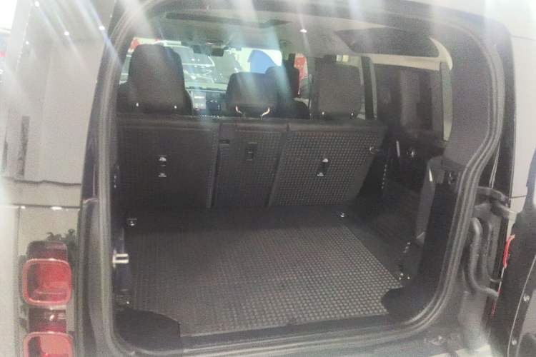 Used Land Rover Defender 2023 Facelift 110 3.0T P400 Dark Edition Trunk