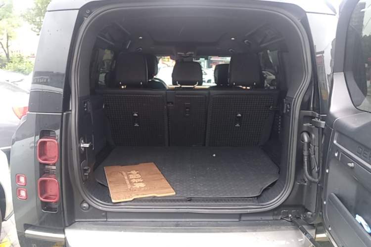 Used Land Rover Defender 2023 Facelift 110 3.0T P400 X-DYNAMIC HSE Trunk