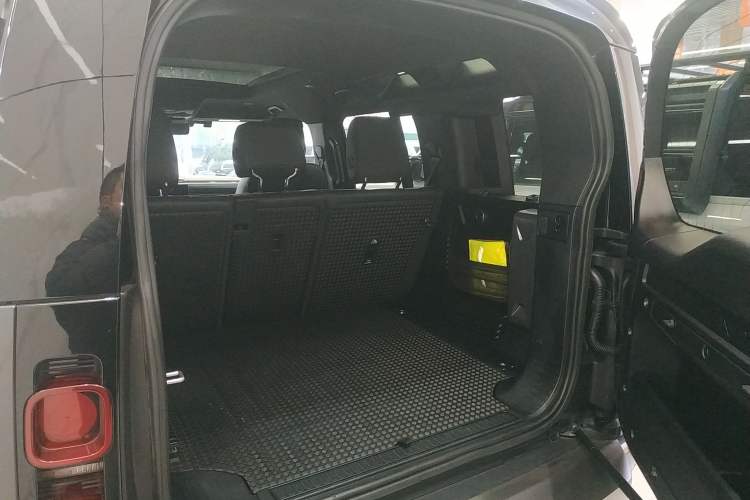 Used Land Rover Defender 2023 Facelift 110 3.0T P400 X-DYNAMIC HSE Trunk