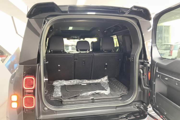 Used Land Rover Defender 2023 Facelift 110 3.0T P400 X-DYNAMIC HSE Trunk