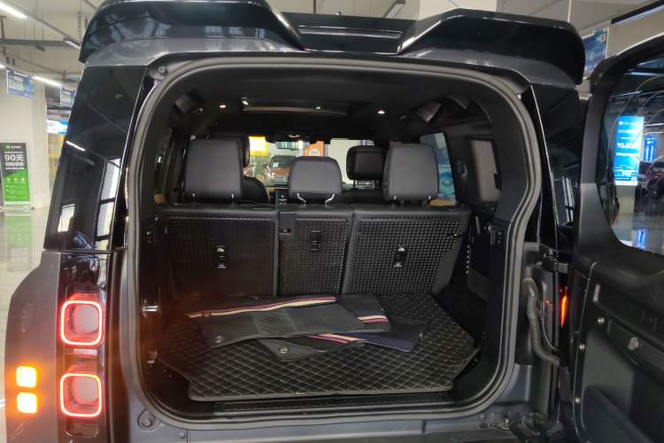 Used Land Rover Defender 2023 Facelift 110 3.0T P400 X-DYNAMIC HSE Trunk