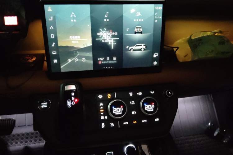 Used Land Rover Defender 2023 Facelift 110 3.0T P400 X-DYNAMIC HSE Audio And AC Panel